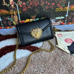 530 original DolceGabbana overseas purchasing special product model number 5512,️Double crossbody clutch bag is mainly simple and fashionable, using imported cowhide raw materials. Butterfly gold-plated DG logo inlaid pearl front flip with hidden magnetic