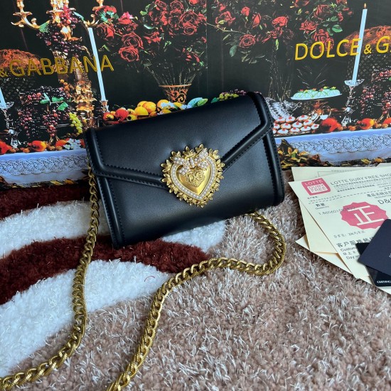 530 original DolceGabbana overseas purchasing special product model number 5512,️Double crossbody clutch bag is mainly simple and fashionable, using imported cowhide raw materials. Butterfly gold-plated DG logo inlaid pearl front flip with hidden magnetic 530 original DolceGabbana overseas purchasing special product model number 5512,️Double crossbody clutch bag is mainly simple and fashionable, using imported cowhide raw materials. Butterfly gold-plated DG logo inlaid pearl front flip with hidden magnetic