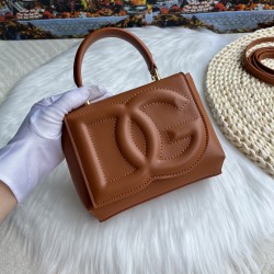 570 [Dolce Gabbana] Model number: 9112 Original order ➰Delicate handmade, imported cowhide bag body with pure handmade oil edges on top, embellished with standing effect quilted DG log Fashion trend, favorite of many celebrities, crossbody, overseas purch