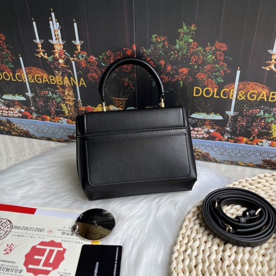 570 [Dolce Gabbana] Model number: 9112 Original order ➰Delicate handmade, imported cowhide bag body with pure handmade oil edges on top, embellished with standing effect quilted DG log Fashion trend, favorite of many celebrities, crossbody, overseas purch