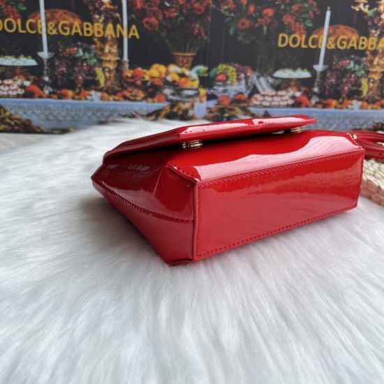 570 [Dolce Gabbana] Model number: 9112 Original order ➰Delicate handmade, imported cowhide bag body with pure handmade oil edges on top, embellished with standing effect quilted DG log Fashion trend, favorite of many celebrities, crossbody, overseas purch