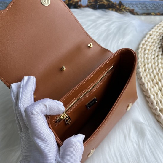 570 [Dolce Gabbana] Model number: 9112 Original order ➰Delicate handmade, imported cowhide bag body with pure handmade oil edges on top, embellished with standing effect quilted DG log Fashion trend, favorite of many celebrities, crossbody, overseas purch