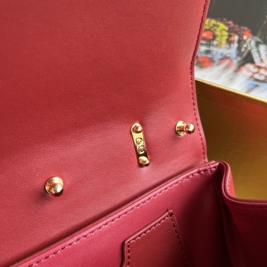 570 【Dolce Gabbana】❤️New.Model number: 9111 original list ➰Delicate and handmade, imported cowhide bag body with pure handmade oil edges on the top, embellished with DG double electroplating sign fashion trend, front flip cover adopts hidden magnetic buck 570 【Dolce Gabbana】❤️New.Model number: 9111 original list ➰Delicate and handmade, imported cowhide bag body with pure handmade oil edges on the top, embellished with DG double electroplating sign fashion trend, front flip cover adopts hidden magnetic buck