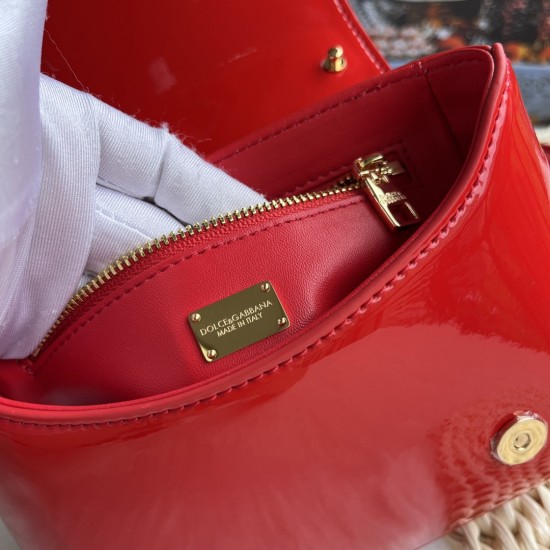 570 [Dolce Gabbana] Model number: 9112 Original order ➰Delicate handmade, imported cowhide bag body with pure handmade oil edges on top, embellished with standing effect quilted DG log Fashion trend, favorite of many celebrities, crossbody, overseas purch