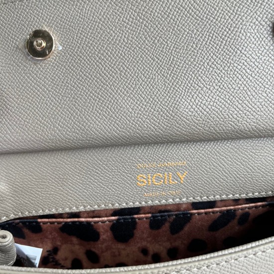P550 model number: 4133 palm print high-end product [Dolce Gabbana] Another platinum bag in the fashion industry ➰Delicate handmade classic model solid color versatile. Favorite of many celebrities. Crossbody can be used with mirrors. Special products for