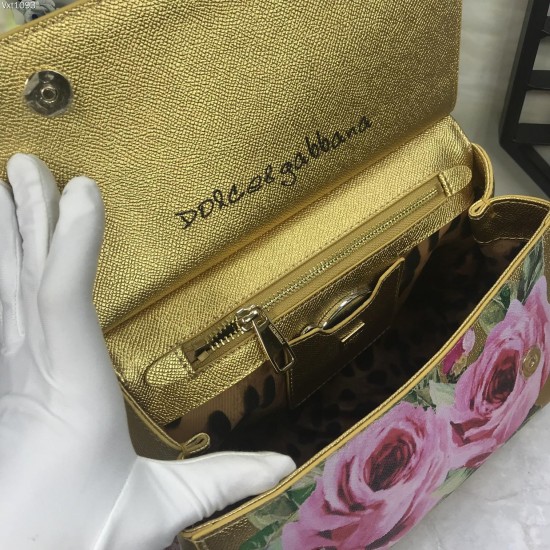480 [Dolce Gabbana] The same crossbody bag as a celebrity, crossbody, mirror, overseas purchasing special products, fashionable and aura, brand new bag style, any combination can be as long as there is a fashionable heart, you can keep it clearly, when an