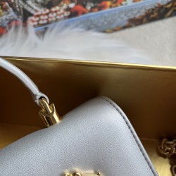 550 【Dolce Gabbana】❤️New.Model number: 9111 original list ➰Delicate and handmade, imported cowhide bag body with pure handmade oil edges on the top, embellished with DG double electroplating sign fashion trend, front flip cover adopts hidden magnetic buck