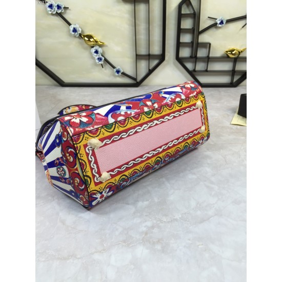 480 [Dolce Gabbana] The same crossbody bag as a celebrity, crossbody, mirror, overseas purchasing special products, fashionable and aura, brand new bag style, any combination can be as long as there is a fashionable heart, you can keep it clearly, when an