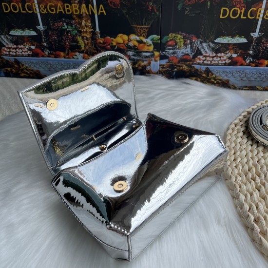 570 [Dolce Gabbana] Model number: 9112 Original order ➰Delicate handmade, imported cowhide bag body with pure handmade oil edges on top, embellished with standing effect quilted DG log Fashion trend, favorite of many celebrities, crossbody, overseas purch