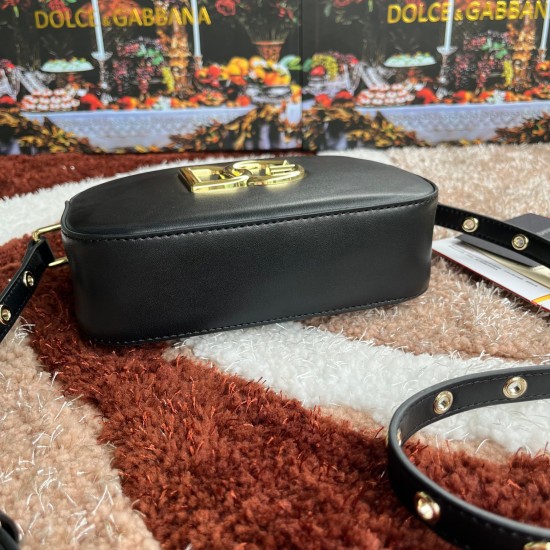 530【Dolce Gabbana】Model number: 3320 Original ➰Semantic delicate handmade imported cowhide, front DG logo, pure handmade oil on the top of the bag, favorite of many celebrities, overseas purchasing special products, fashionable and aura, new bag style, an 530【Dolce Gabbana】Model number: 3320 Original ➰Semantic delicate handmade imported cowhide, front DG logo, pure handmade oil on the top of the bag, favorite of many celebrities, overseas purchasing special products, fashionable and aura, new bag style, an