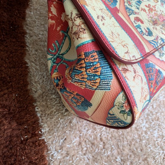 480 [Dolce Gabbana] The same crossbody bag as a celebrity, crossbody, mirror, overseas purchasing special products, fashionable and aura, brand new bag style, any combination can be as long as there is a fashionable heart, you can keep it clearly, when an