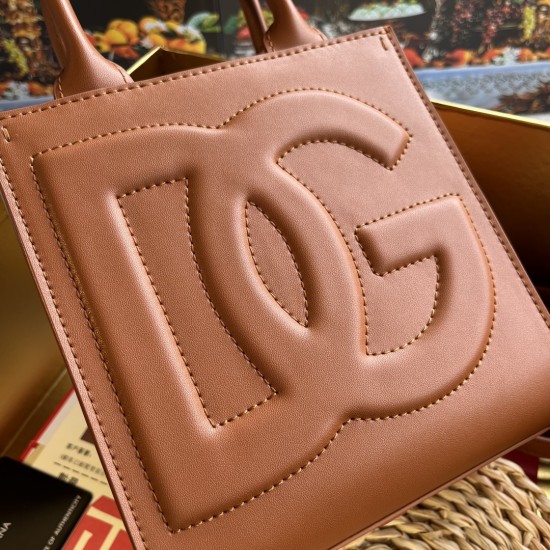 520 【Dolce Gabbana】New.Model number: 5527 Original DG Logo Bag Mini Tote Bag➰Deliciously handmade, imported cowhide bag body with pure handmade oil edges on top, the favorite of many celebrities, overseas purchasing special products, style and aura, as lo 520 【Dolce Gabbana】New.Model number: 5527 Original DG Logo Bag Mini Tote Bag➰Deliciously handmade, imported cowhide bag body with pure handmade oil edges on top, the favorite of many celebrities, overseas purchasing special products, style and aura, as lo
