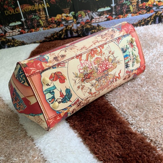 480 [Dolce Gabbana] The same crossbody bag as a celebrity, crossbody, mirror, overseas purchasing special products, fashionable and aura, brand new bag style, any combination can be as long as there is a fashionable heart, you can keep it clearly, when an