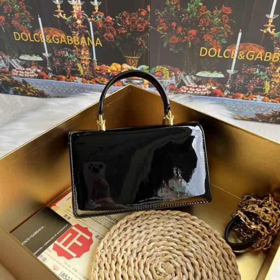 580 【Dolce Gabbana】❤️New.Model number: 9111 patent leather original ➰Delicate and handmade, imported cowhide bag body with pure handmade oil edge on top, embellished with DG double electroplating sign fashion trend, front flip cover adopts hidden magnetic 580 【Dolce Gabbana】❤️New.Model number: 9111 patent leather original ➰Delicate and handmade, imported cowhide bag body with pure handmade oil edge on top, embellished with DG double electroplating sign fashion trend, front flip cover adopts hidden magnetic