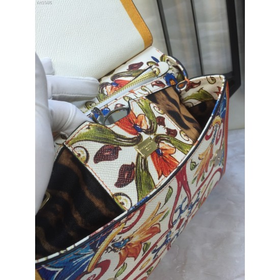 480 [Dolce Gabbana] The same crossbody bag as a celebrity, crossbody, mirror, overseas purchasing special products, fashionable and aura, brand new bag style, any combination can be as long as there is a fashionable heart, you can keep it clearly, when an