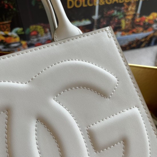 520 【Dolce Gabbana】New.Model number: 5527 Original DG Logo Bag Mini Tote Bag➰Deliciously handmade, imported cowhide bag body with pure handmade oil edges on top, the favorite of many celebrities, overseas purchasing special products, style and aura, as lo 520 【Dolce Gabbana】New.Model number: 5527 Original DG Logo Bag Mini Tote Bag➰Deliciously handmade, imported cowhide bag body with pure handmade oil edges on top, the favorite of many celebrities, overseas purchasing special products, style and aura, as lo