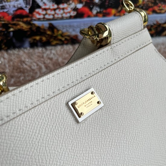 P550 model number: 4133 palm print high-end product [Dolce Gabbana] Another platinum bag in the fashion industry ➰Delicate handmade classic model solid color versatile. Favorite of many celebrities. Crossbody can be used with mirrors. Special products for