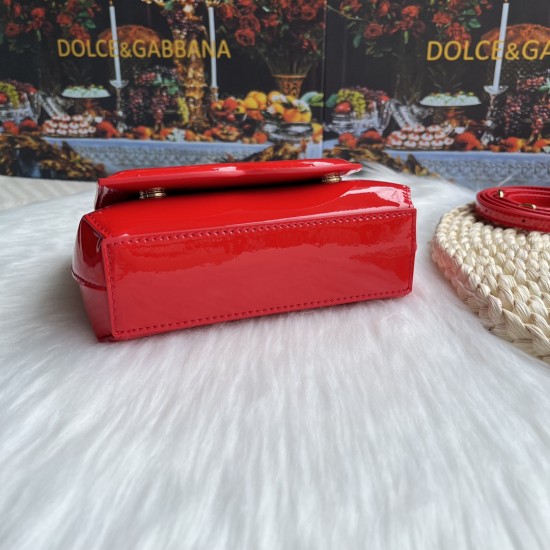 570 [Dolce Gabbana] Model number: 9112 Original order ➰Delicate handmade, imported cowhide bag body with pure handmade oil edges on top, embellished with standing effect quilted DG log Fashion trend, favorite of many celebrities, crossbody, overseas purch
