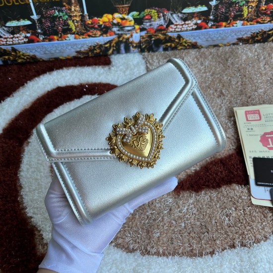 530 original DolceGabbana overseas purchasing special product model number 5512,️Double crossbody clutch bag is mainly simple and fashionable, using imported cowhide raw materials. Butterfly gold-plated DG logo inlaid pearl front flip with hidden magnetic 530 original DolceGabbana overseas purchasing special product model number 5512,️Double crossbody clutch bag is mainly simple and fashionable, using imported cowhide raw materials. Butterfly gold-plated DG logo inlaid pearl front flip with hidden magnetic
