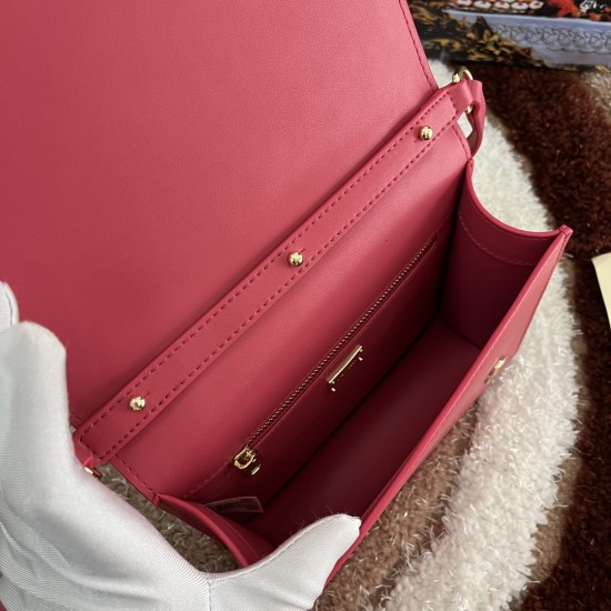 530 [Dolce Gabbana] Model number: 5515 Top original list ➰Delicious handmade, imported cowhide bag body with pure handmade oil edges on top, embellished with standing effect quilted DG log Fashion trend, favorite of many celebrities, crossbody, overseas p