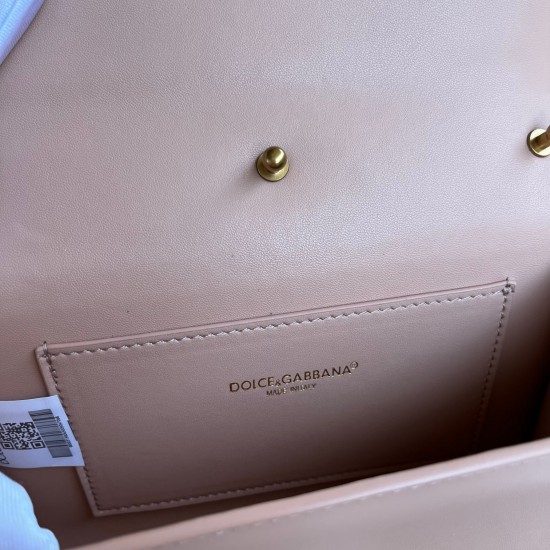 530 original DolceGabbana overseas purchasing special product model number 5512,️Double crossbody clutch bag is mainly simple and fashionable, using imported cowhide raw materials. Butterfly gold-plated DG logo inlaid pearl front flip with hidden magnetic 530 original DolceGabbana overseas purchasing special product model number 5512,️Double crossbody clutch bag is mainly simple and fashionable, using imported cowhide raw materials. Butterfly gold-plated DG logo inlaid pearl front flip with hidden magnetic