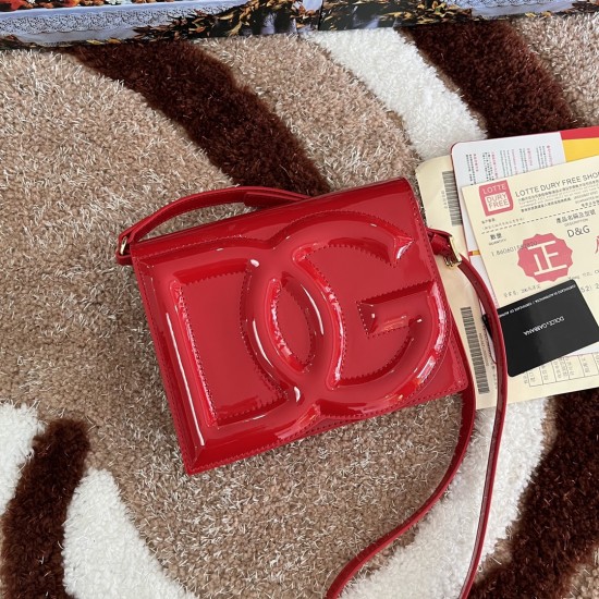 530 [Dolce Gabbana] Model number: 5515 Top original list ➰Delicious handmade, imported cowhide bag body with pure handmade oil edges on top, embellished with standing effect quilted DG log Fashion trend, favorite of many celebrities, crossbody, overseas p