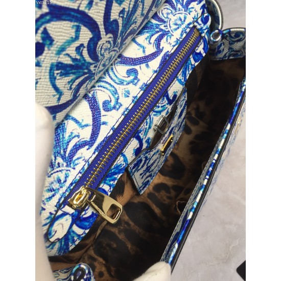 480 [Dolce Gabbana] The same crossbody bag as a celebrity, crossbody, mirror, overseas purchasing special products, fashionable and aura, brand new bag style, any combination can be as long as there is a fashionable heart, you can keep it clearly, when an