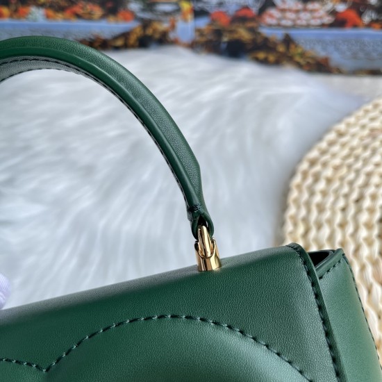 570 [Dolce Gabbana] Model number: 9112 Original order ➰Delicate handmade, imported cowhide bag body with pure handmade oil edges on top, embellished with standing effect quilted DG log Fashion trend, favorite of many celebrities, crossbody, overseas purch