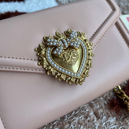 530 original DolceGabbana overseas purchasing special product model number 5512,️Double crossbody clutch bag is mainly simple and fashionable, using imported cowhide raw materials. Butterfly gold-plated DG logo inlaid pearl front flip with hidden magnetic 530 original DolceGabbana overseas purchasing special product model number 5512,️Double crossbody clutch bag is mainly simple and fashionable, using imported cowhide raw materials. Butterfly gold-plated DG logo inlaid pearl front flip with hidden magnetic