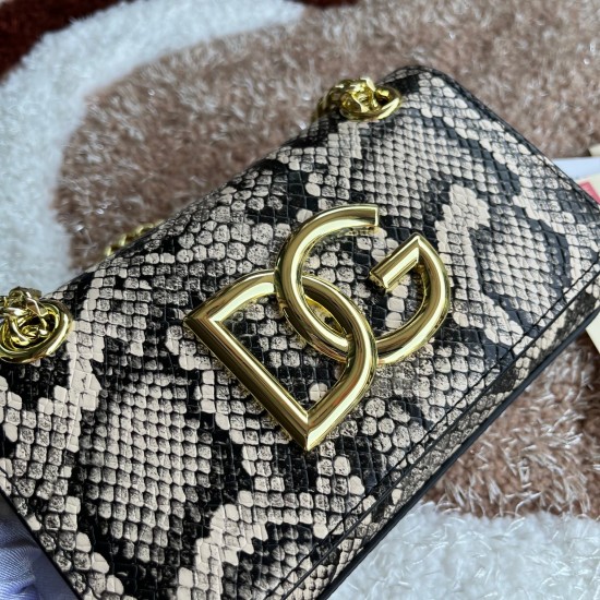 500 [Dolce Gabbana] Model number: 5183 Original order ➰Delicate handmade Imported cowhide with original hardware bag body with pure handmade oil on top of the top of many celebrities' favorites, crossbody, special products for overseas purchasing agents, 