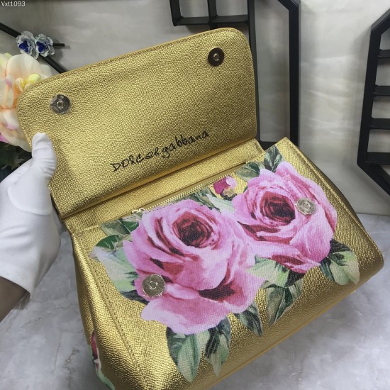 480 [Dolce Gabbana] The same crossbody bag as a celebrity, crossbody, mirror, overseas purchasing special products, fashionable and aura, brand new bag style, any combination can be as long as there is a fashionable heart, you can keep it clearly, when an