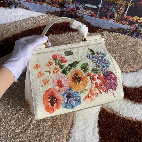 480 [Dolce Gabbana] The same crossbody bag as a celebrity, crossbody, mirror, overseas purchasing special products, fashionable and aura, brand new bag style, any combination can be as long as there is a fashionable heart, you can keep it clearly, when an