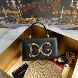 570 【Dolce Gabbana】❤️New.Model number: 9111 original list ➰Delicate and handmade, imported cowhide bag body with pure handmade oil edges on the top, embellished with DG double electroplating sign fashion trend, front flip cover adopts hidden magnetic buck