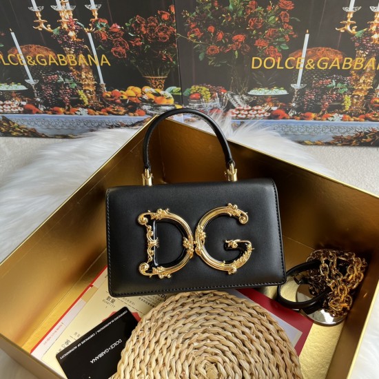 570 【Dolce Gabbana】❤️New.Model number: 9111 original list ➰Delicate and handmade, imported cowhide bag body with pure handmade oil edges on the top, embellished with DG double electroplating sign fashion trend, front flip cover adopts hidden magnetic buck 570 【Dolce Gabbana】❤️New.Model number: 9111 original list ➰Delicate and handmade, imported cowhide bag body with pure handmade oil edges on the top, embellished with DG double electroplating sign fashion trend, front flip cover adopts hidden magnetic buck