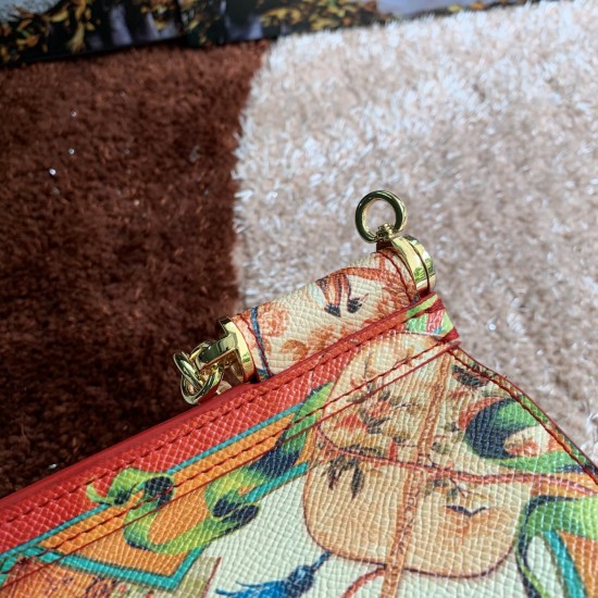 480 [Dolce Gabbana] The same crossbody bag as a celebrity, crossbody, mirror, overseas purchasing special products, fashionable and aura, brand new bag style, any combination can be as long as there is a fashionable heart, you can keep it clearly, when an