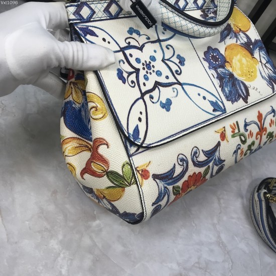480 [Dolce Gabbana] The same crossbody bag as a celebrity, crossbody, mirror, overseas purchasing special products, fashionable and aura, brand new bag style, any combination can be as long as there is a fashionable heart, you can keep it clearly, when an