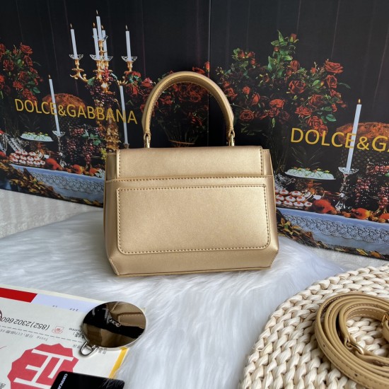 570 [Dolce Gabbana] Model number: 9112 Original order ➰Delicate handmade, imported cowhide bag body with pure handmade oil edges on top, embellished with standing effect quilted DG log Fashion trend, favorite of many celebrities, crossbody, overseas purch