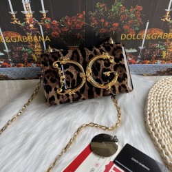 630 [Dolce Gabbana] Model number: 4153 patent leather leopard print, original single ➰Delicate handmade series crossbody bags, imported raw materials, front embellishment of resin bottom, real gold-plated DG logo, front flip cover adopts hidden magnetic b