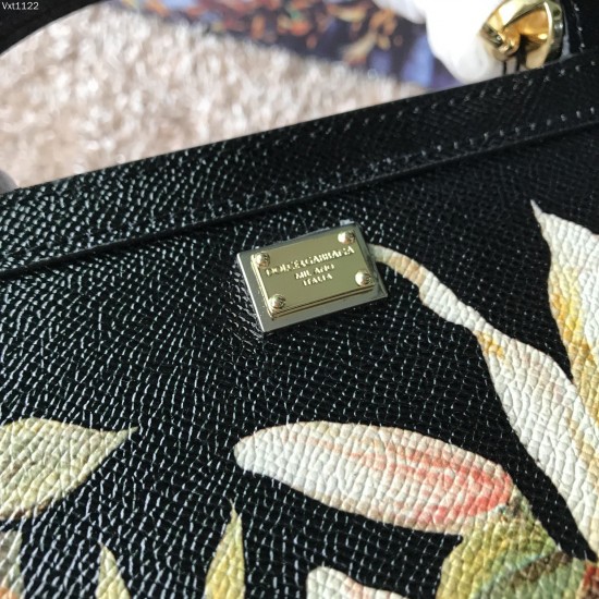 480 [Dolce Gabbana] The same crossbody bag as a celebrity, crossbody, mirror, overseas purchasing special products, fashionable and aura, brand new bag style, any combination can be as long as there is a fashionable heart, you can keep it clearly, when an