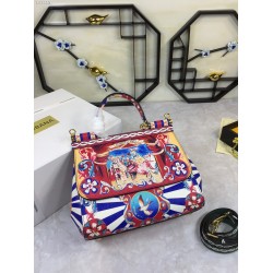 480 [Dolce Gabbana] The same crossbody bag as a celebrity, crossbody, mirror, overseas purchasing special products, fashionable and aura, brand new bag style, any combination can be as long as there is a fashionable heart, you can keep it clearly, when an