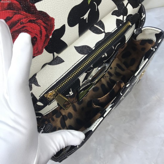 480 [Dolce Gabbana] The same crossbody bag as a celebrity, crossbody, mirror, overseas purchasing special products, fashionable and aura, brand new bag style, any combination can be as long as there is a fashionable heart, you can keep it clearly, when an