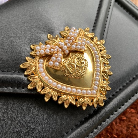 530 [Dolce Gabbana] Chain hand-held crossbody bag model number: 6613 original list ➰Delicious handmade Imported cowhide leather with original hardware bag body with pure handmade oil on top of the top of many celebrities' favorites. Crossbody can be purch