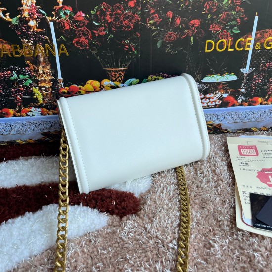 530 original DolceGabbana overseas purchasing special product model number 5512,️Double crossbody clutch bag is mainly simple and fashionable, using imported cowhide raw materials. Butterfly gold-plated DG logo inlaid pearl front flip with hidden magnetic 530 original DolceGabbana overseas purchasing special product model number 5512,️Double crossbody clutch bag is mainly simple and fashionable, using imported cowhide raw materials. Butterfly gold-plated DG logo inlaid pearl front flip with hidden magnetic