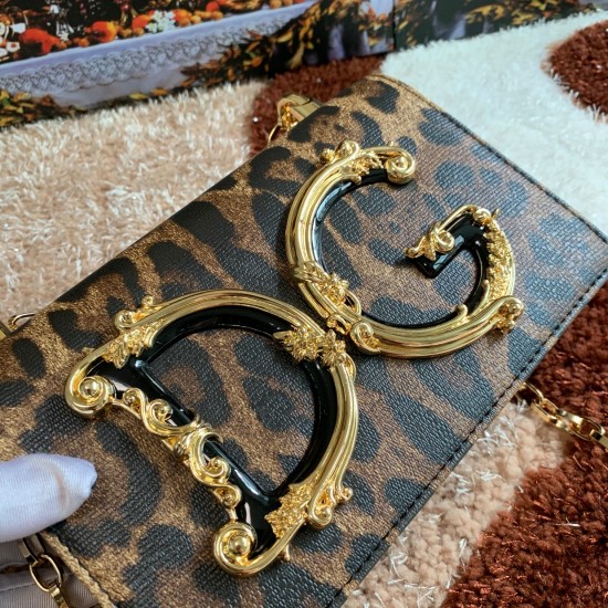600 【Dolce Gabbana】Top original list ➰Delicate handmade series crossbody bags, imported raw materials, front embellishment, resin bottom plated true gold DG logo, front flip cover adopts hidden magnetic buckle opening and closing, fixed electroplated ruth 600 【Dolce Gabbana】Top original list ➰Delicate handmade series crossbody bags, imported raw materials, front embellishment, resin bottom plated true gold DG logo, front flip cover adopts hidden magnetic buckle opening and closing, fixed electroplated ruth