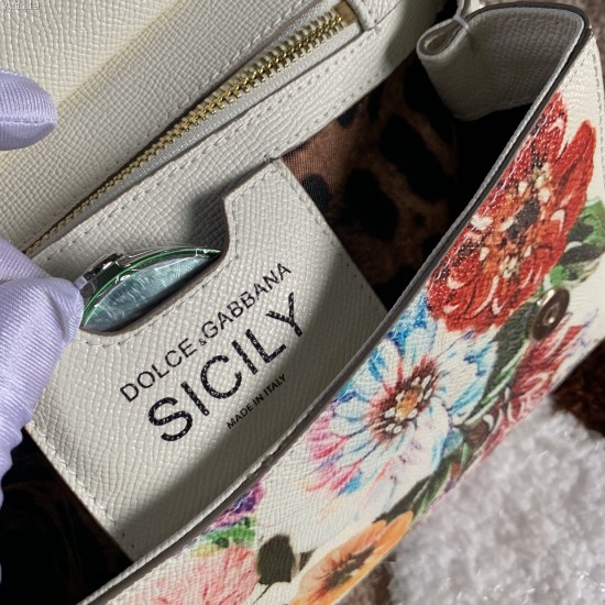 480 [Dolce Gabbana] The same crossbody bag as a celebrity, crossbody, mirror, overseas purchasing special products, fashionable and aura, brand new bag style, any combination can be as long as there is a fashionable heart, you can keep it clearly, when an