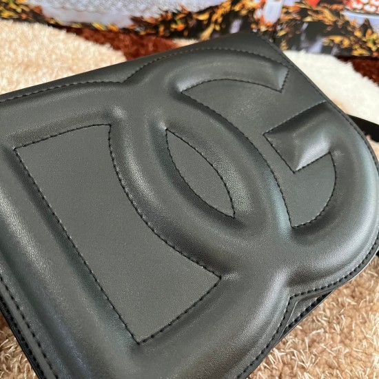 530 [Dolce Gabbana] Model number: 5515 Top original list ➰Delicious handmade, imported cowhide bag body with pure handmade oil edges on top, embellished with standing effect quilted DG log Fashion trend, favorite of many celebrities, crossbody, overseas p