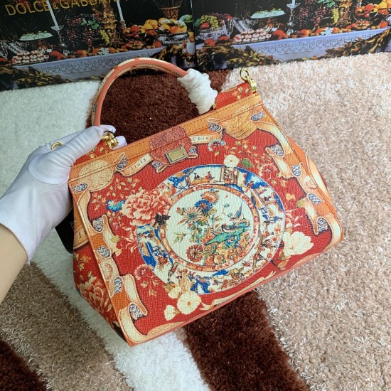 480 [Dolce Gabbana] The same crossbody bag as a celebrity, crossbody, mirror, overseas purchasing special products, fashionable and aura, brand new bag style, any combination can be as long as there is a fashionable heart, you can keep it clearly, when an