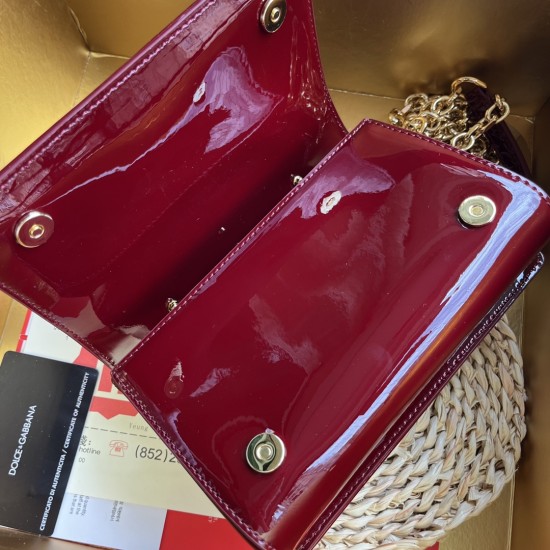550 【Dolce Gabbana】❤️New.Model number: 9111 patent leather original ➰Delicate and handmade, imported cowhide bag body with pure handmade oil edge on top, embellished with DG double electroplating sign fashion trend, front flip cover adopts hidden magnetic 550 【Dolce Gabbana】❤️New.Model number: 9111 patent leather original ➰Delicate and handmade, imported cowhide bag body with pure handmade oil edge on top, embellished with DG double electroplating sign fashion trend, front flip cover adopts hidden magnetic