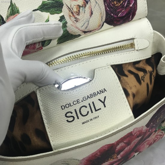 480 [Dolce Gabbana] The same crossbody bag as a celebrity, crossbody, mirror, overseas purchasing special products, fashionable and aura, brand new bag style, any combination can be as long as there is a fashionable heart, you can keep it clearly, when an