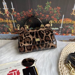 470 [Dolce Gabbana] model number: 2111 patent leather leopard print, perfect bag shape, customized vacuum high electroplated hardware, versatile bag type, portable crossbody is suitable for any occasion, gorgeous enough to amazing four seats, every presen